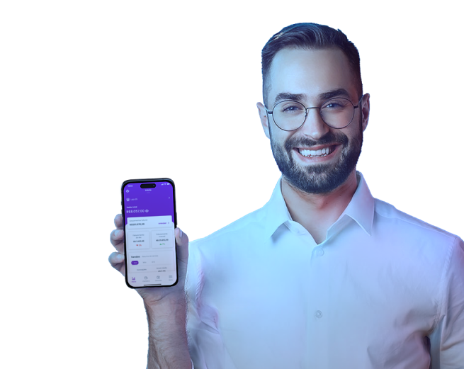 Homem segurando celular